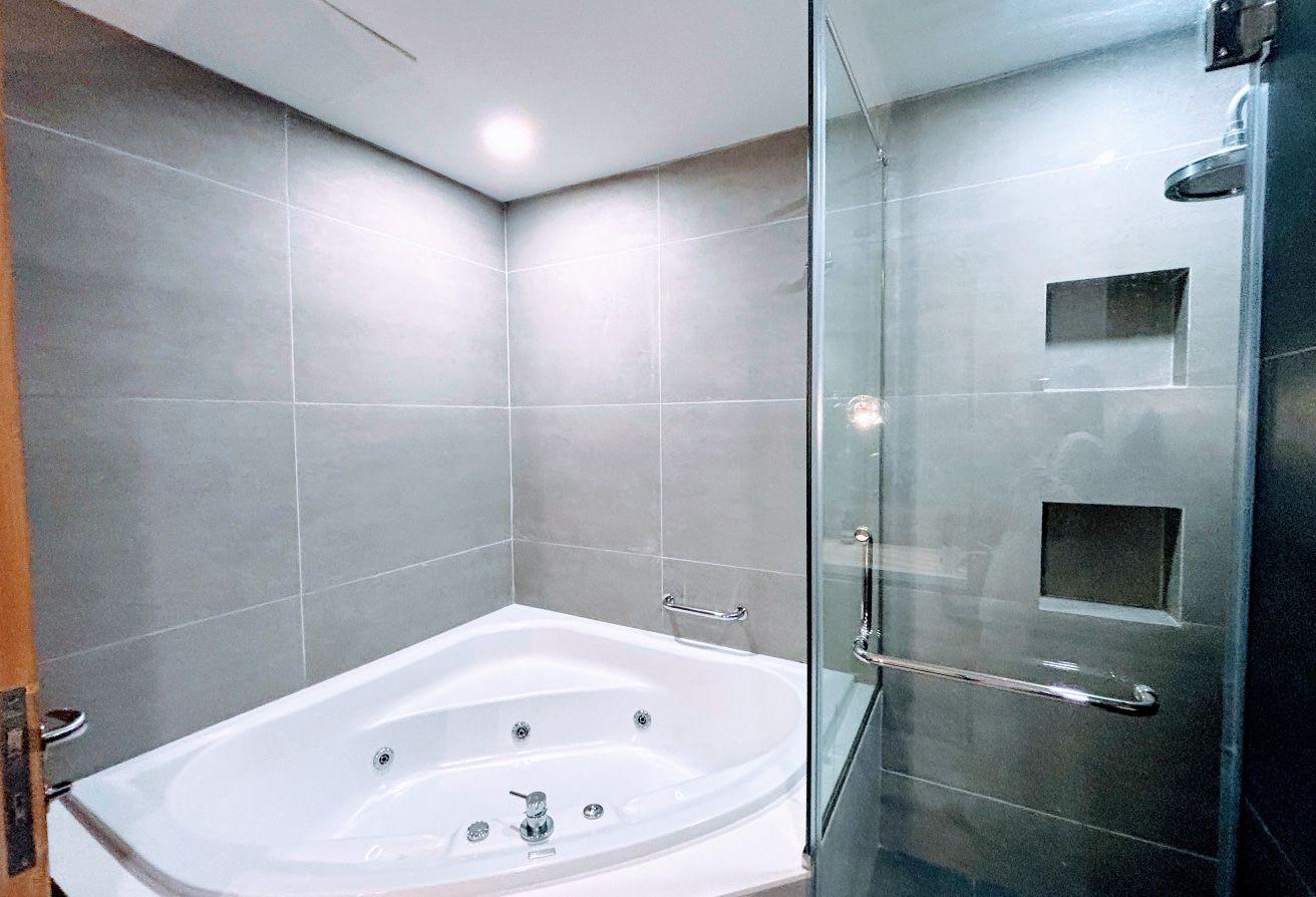 Upgraded Simplex | Furnished | Vacant photo 15