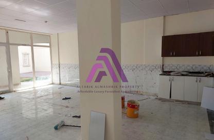 متجر - استوديو - 1 حمام للايجار في مبنى في15 - طراز روسي - المدينة العالمية - دبي متجر - استوديو - 1 حمام للايجار في مبنى في15 - طراز روسي - المدينة العالمية - دبي