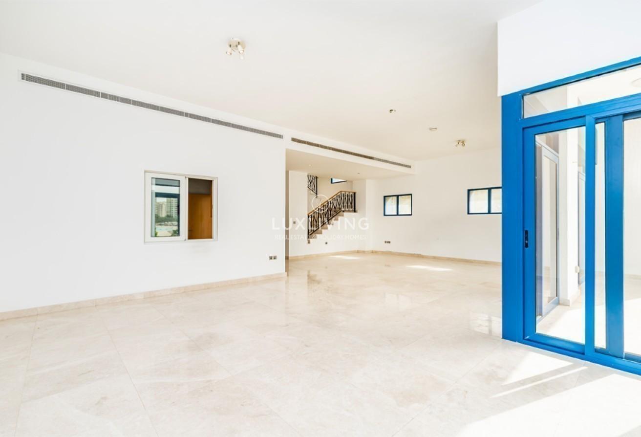 Beachfront Villa | Vacant | Best Deal photo 7