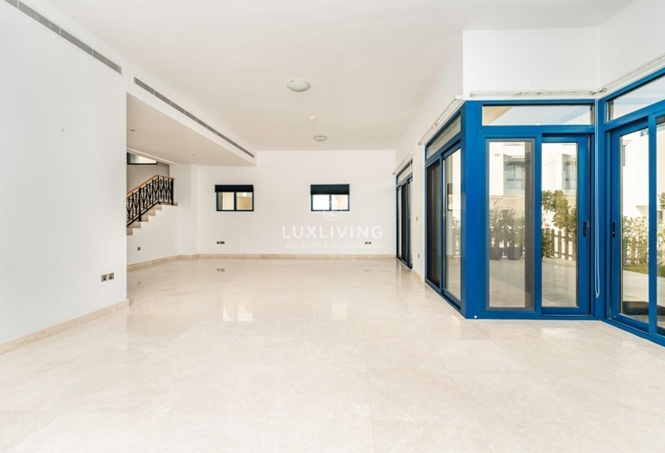 Beachfront Villa | Vacant | Best Deal photo 6