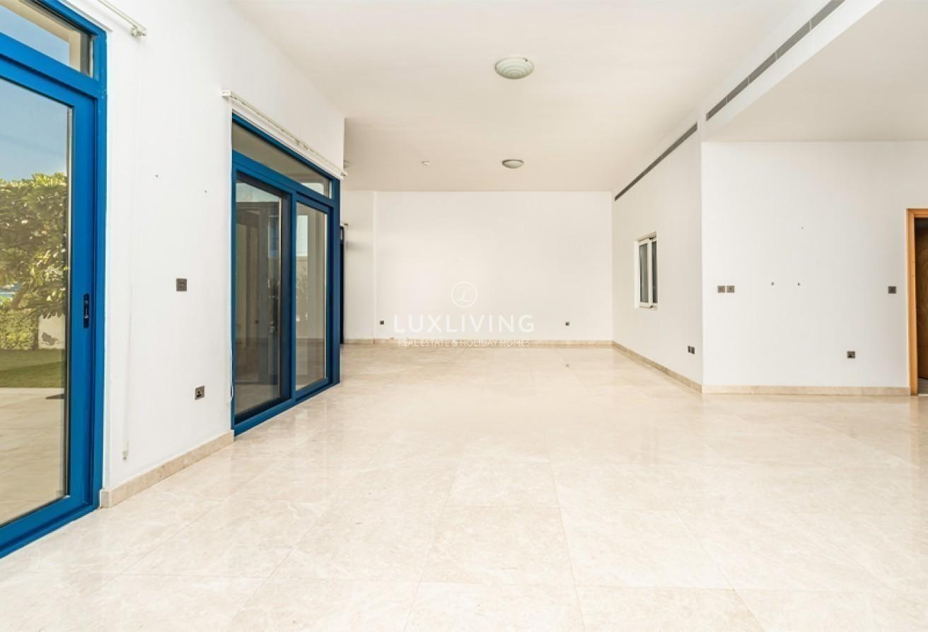 Beachfront Villa | Vacant | Best Deal photo 5