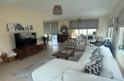 Villa - 4 Bedrooms - 5 Bathrooms for rent in District 9 - Jumeirah Park - Dubai