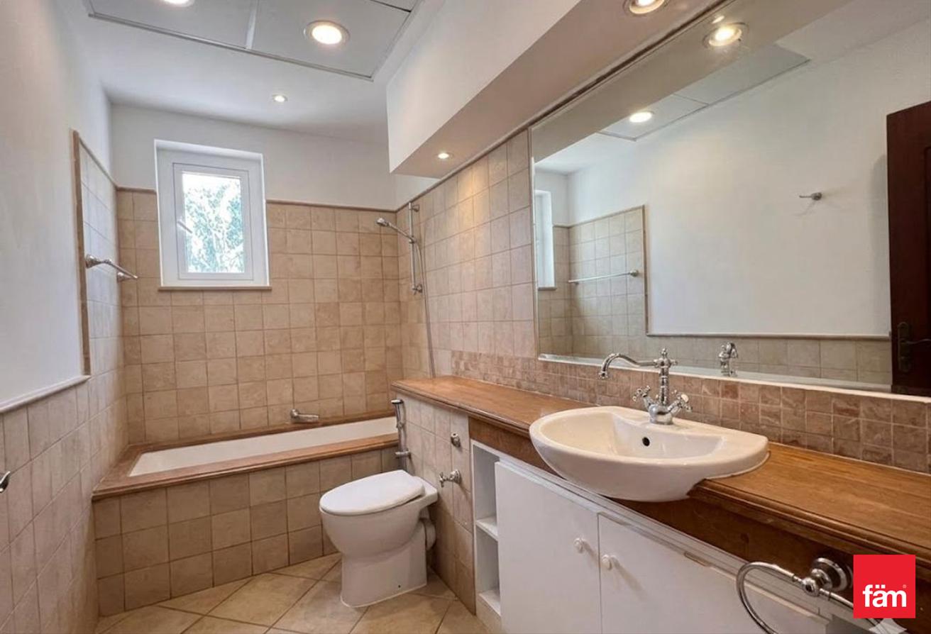 NEGOTIABLE 5 BEDROOMS BIG PLOT photo 6