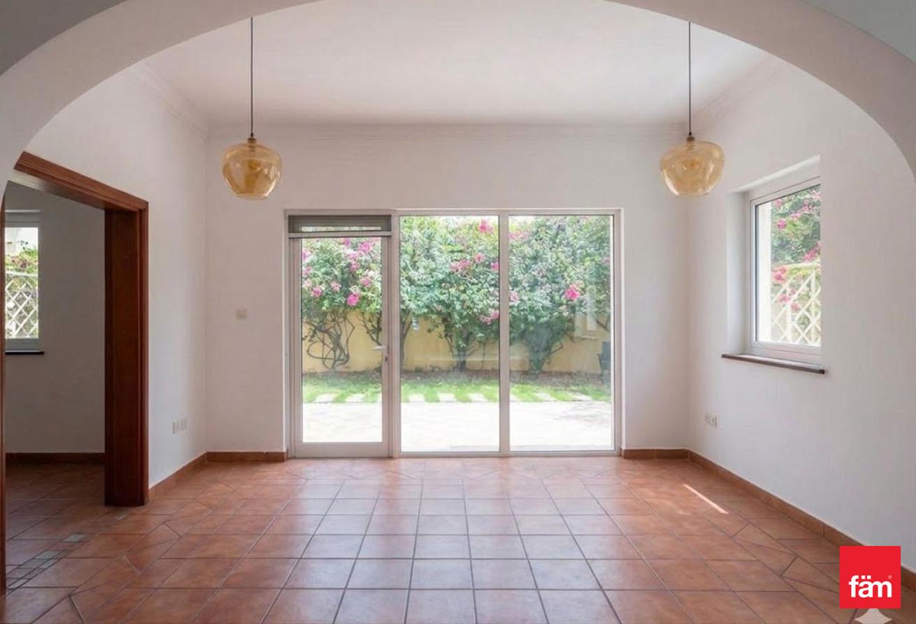 NEGOTIABLE 5 BEDROOMS BIG PLOT photo 5