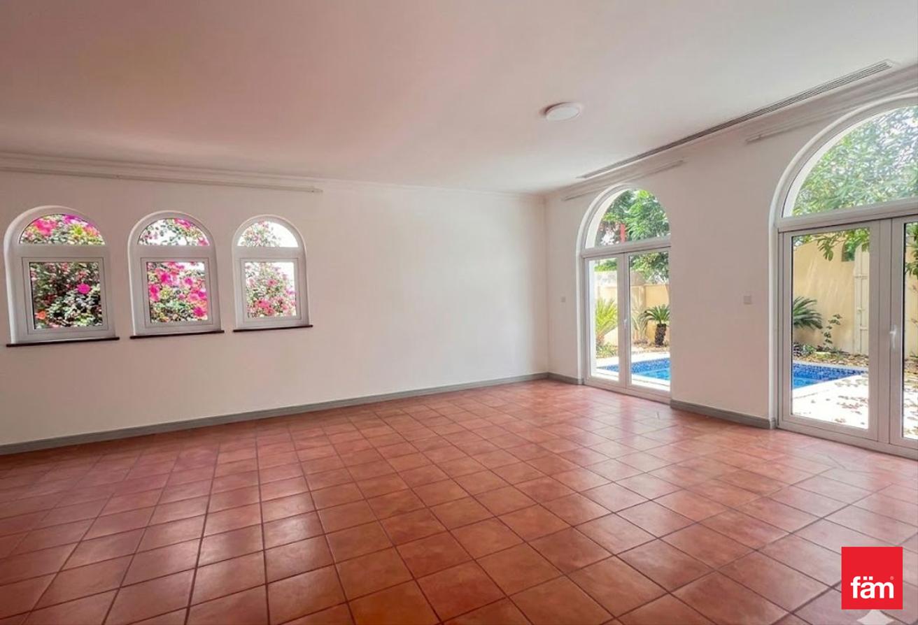 NEGOTIABLE 5 BEDROOMS BIG PLOT photo 8