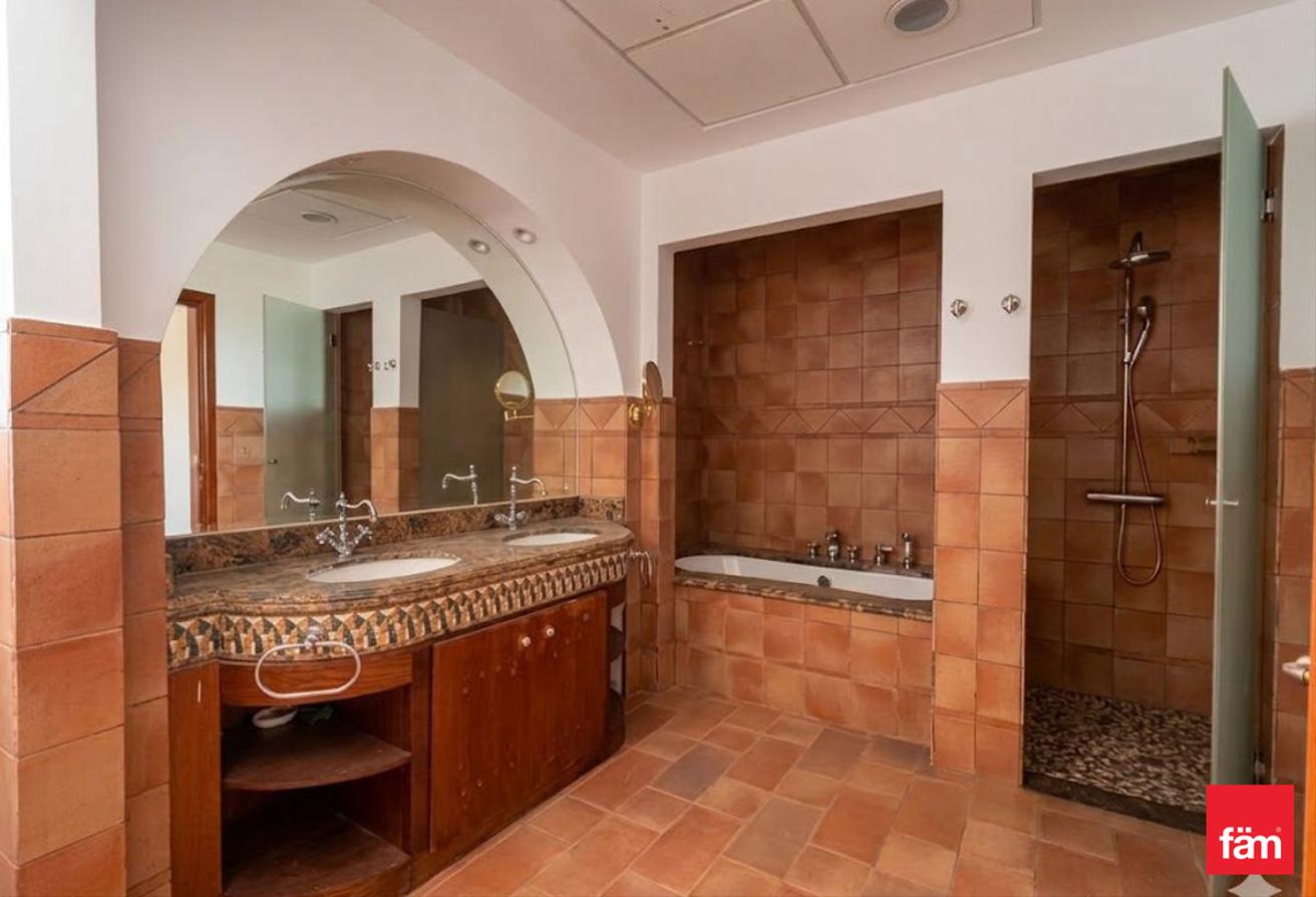 NEGOTIABLE 5 BEDROOMS BIG PLOT photo 9
