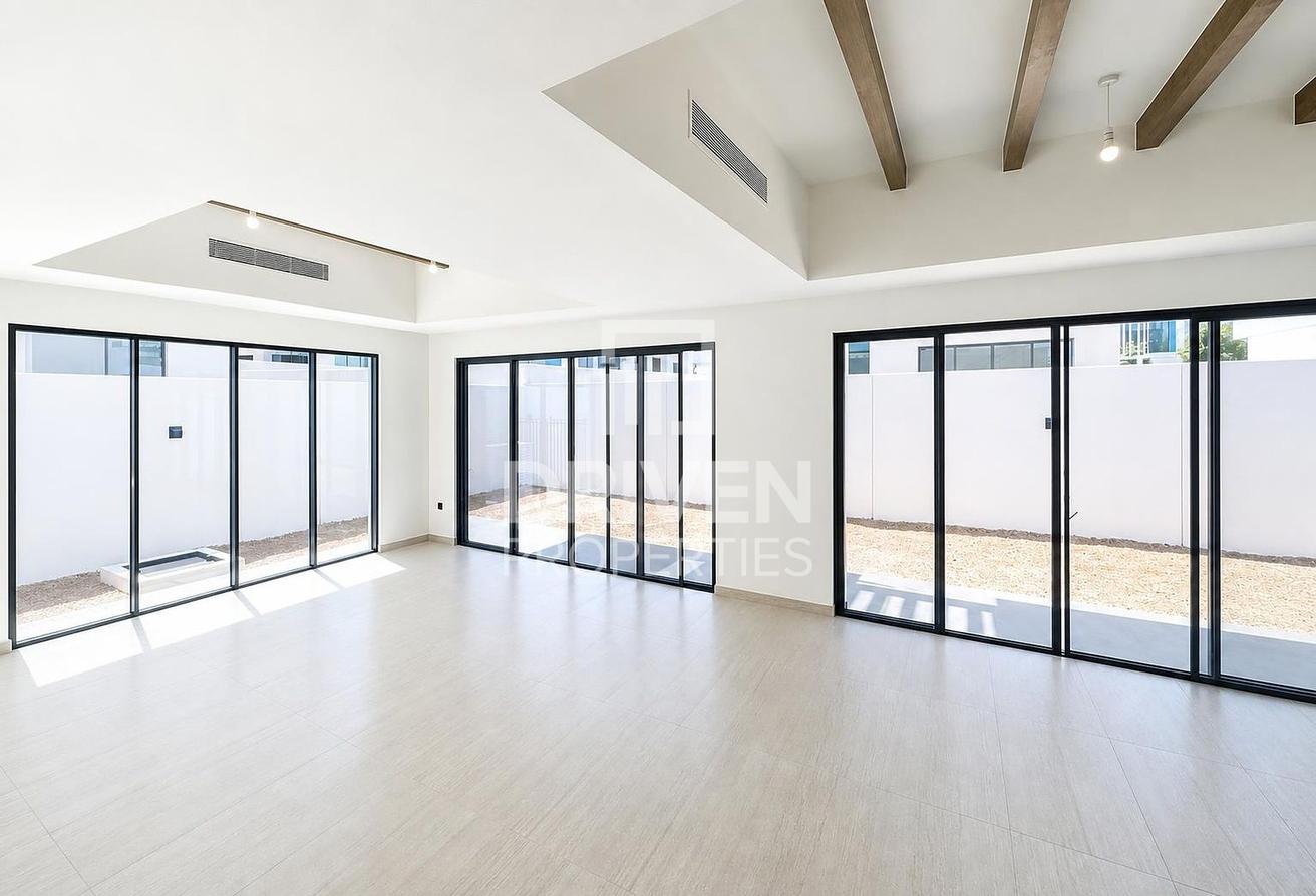 Brand New | Well Maintained | Flexible Cheques photo 2