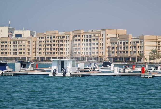 شقة واسعة بغرفتي نوم مطلة على البحيرة في منى العرب للبيع