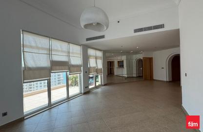 Apartment - 3 Bedrooms - 4 Bathrooms for rent in Al Khushkar - Shoreline Apartments - Palm Jumeirah - Dubai