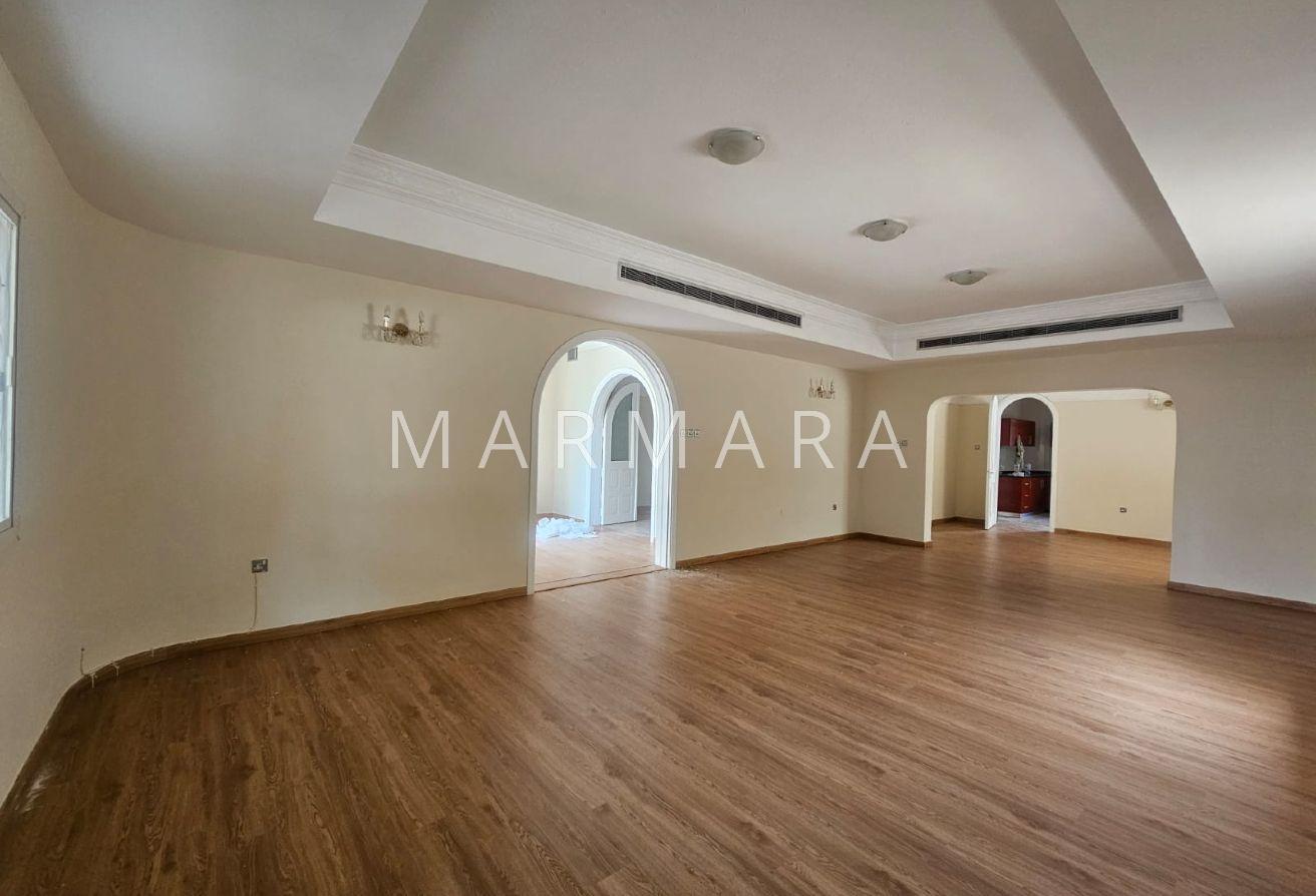 Spacious Compound villa | Prime Location | Vacant photo 5