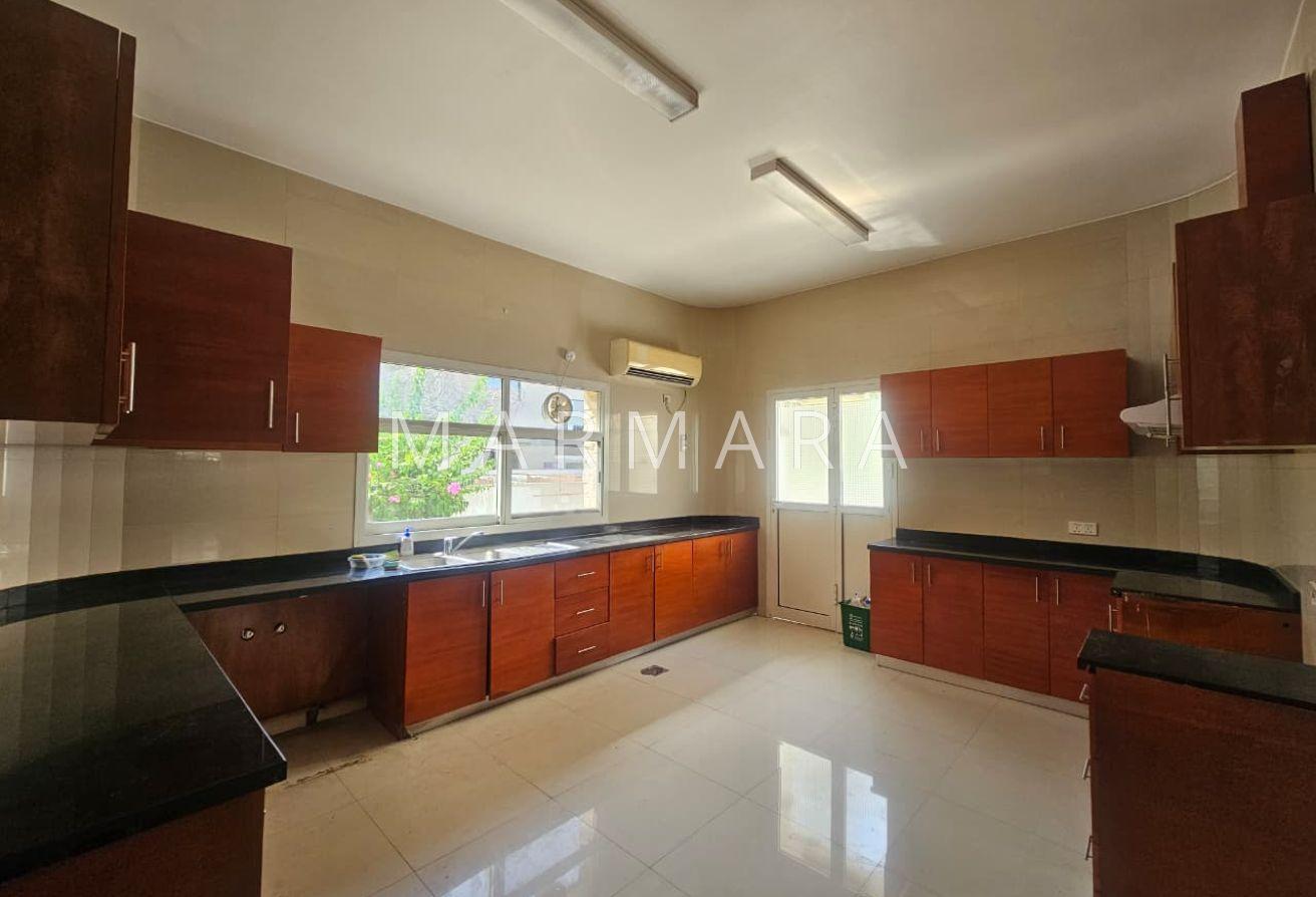 Spacious Compound villa | Prime Location | Vacant photo 6