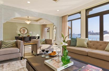 Villa - 4 - 5 for rent in Garden Homes Frond B - Garden Homes - Palm Jumeirah - Dubai