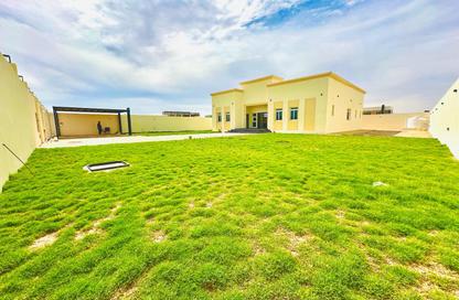 Villa - 4 Bedrooms - 6 Bathrooms for rent in Al Aweer 1 - Al Aweer - Dubai