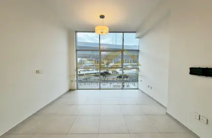 شقة - غرفة نوم - 2 حمامات للايجار في الرفاعة - بر دبي - دبي