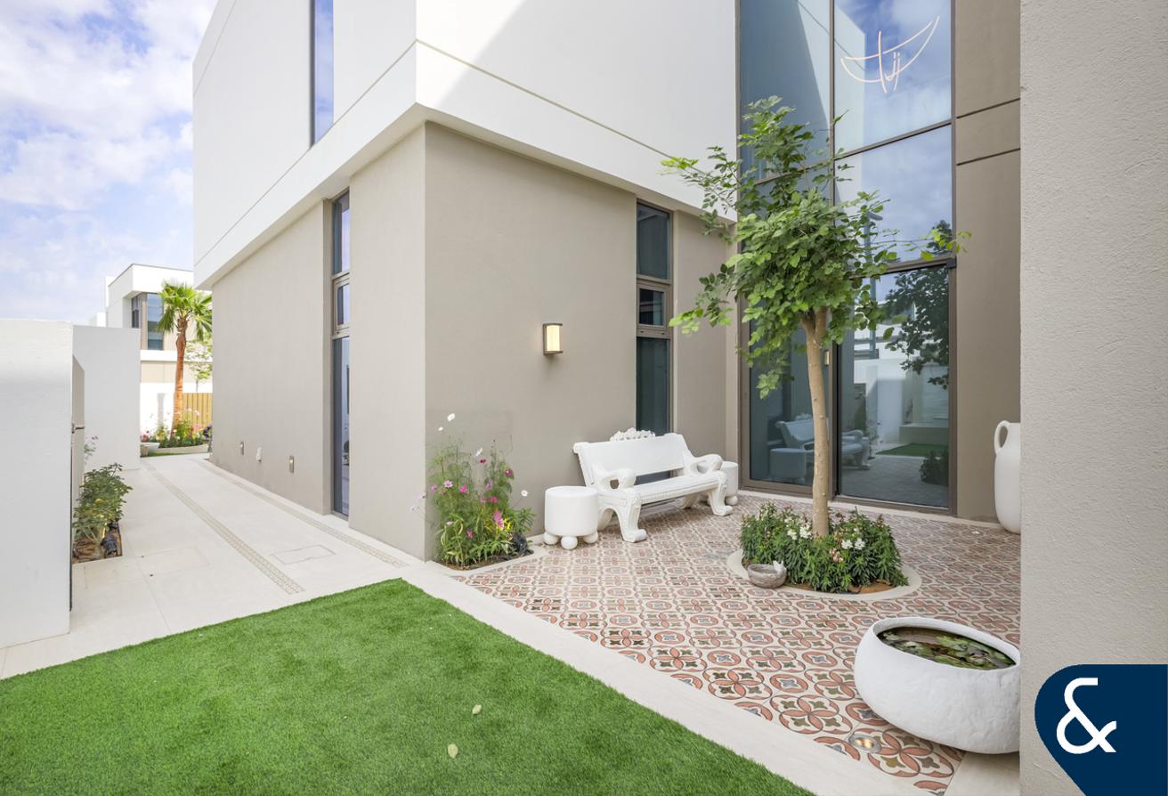 Exclusive | 5 Bed | Huge Corner Plot photo 18