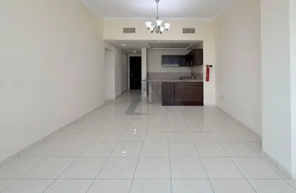 شقة - 2 غرف نوم - 3 حمامات للايجار في برج ربيعة - مجان - دبي لاند - دبي