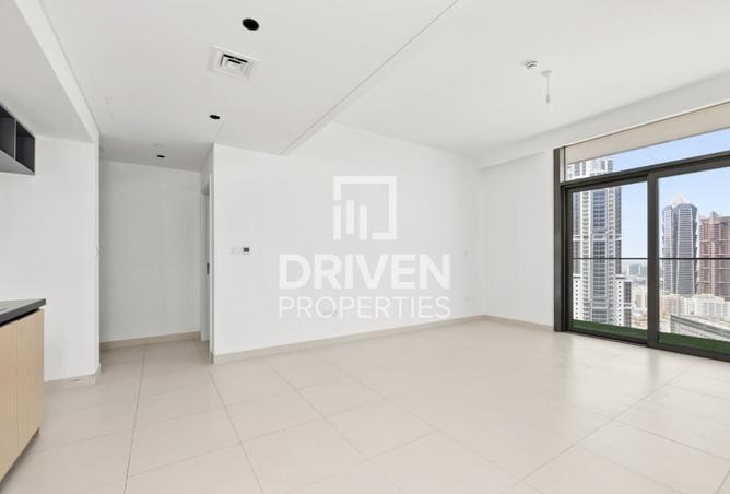 Exceptional Unit with Open View | Vacant photo 3
