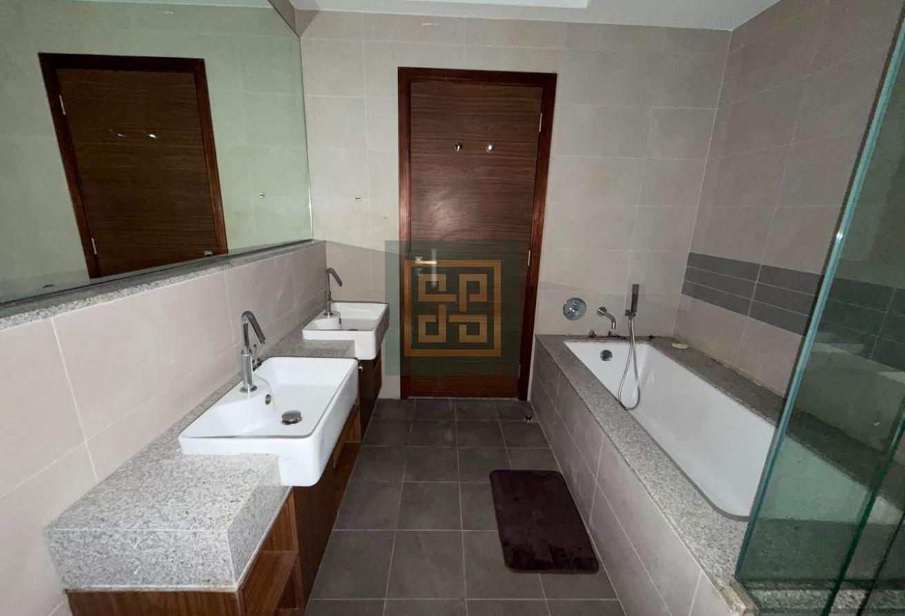2Bed Corner l Big Layout l Upgraded Closed Kitchen photo 12