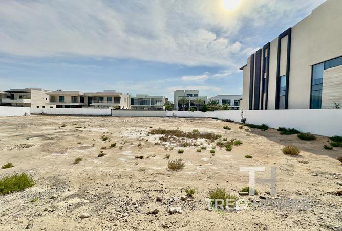 Large Corner Plot | Premuim Location | G+1