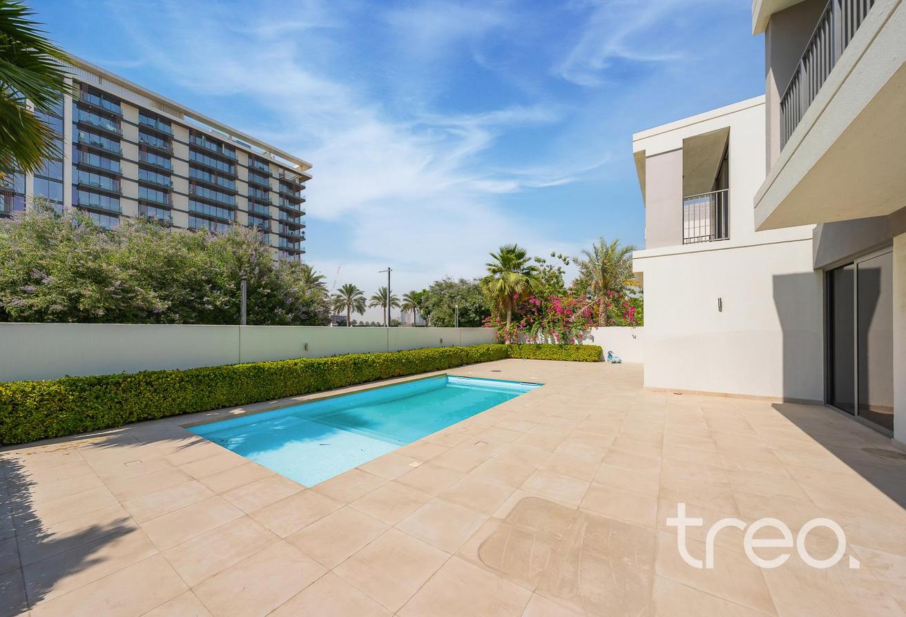 Private Pool | Single Row | Corner Unit photo 5