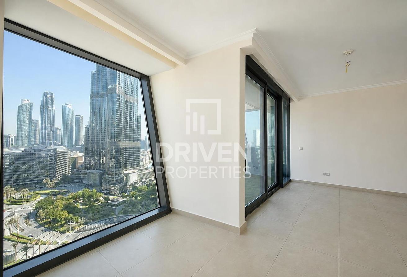 Burj Khalifa View | Spacious Layout | Vacant photo 5