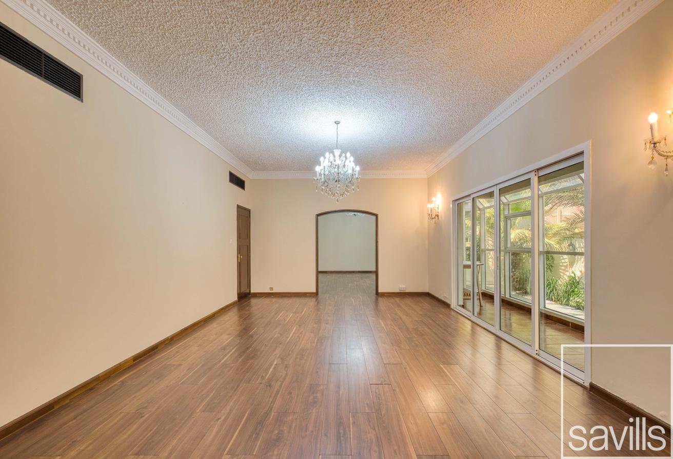 Sought after location | Vacant now | Upgraded photo 4