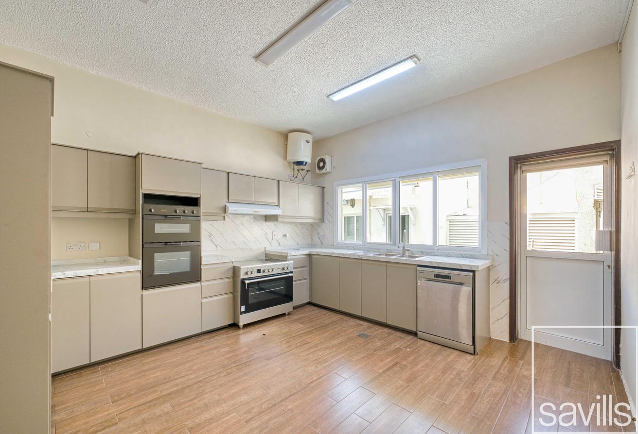 Sought after location | Vacant now | Upgraded photo 2