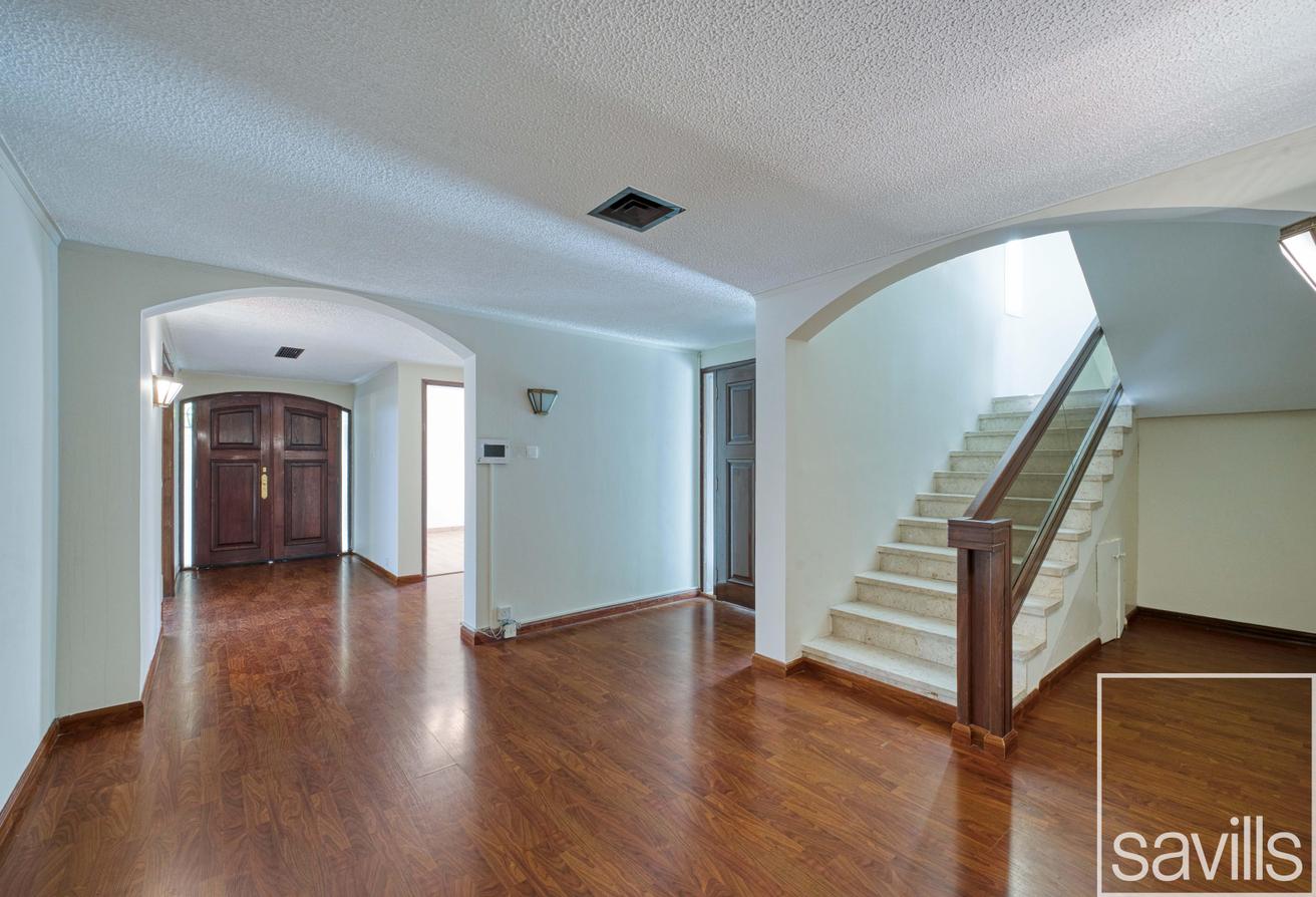Sought after location | Vacant now | Upgraded photo 3