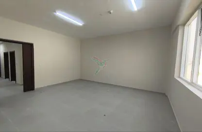 شقة - 2 غرف نوم - 3 حمامات للايجار في الدفينة - عشارج - العين