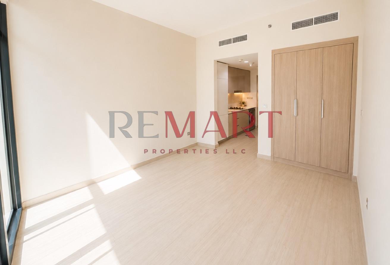 Spacious Studio with Balcony | Pool & Garden View photo 4