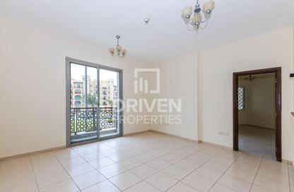 شقة - غرفة نوم - 2 حمامات للايجار في اي سي 1 اماراتي 18 - طراز إماراتي - المدينة العالمية - دبي