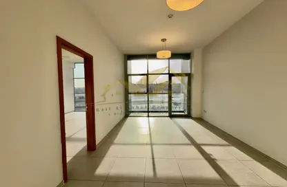 شقة - غرفة نوم - 2 حمامات للايجار في الرفاعة - بر دبي - دبي