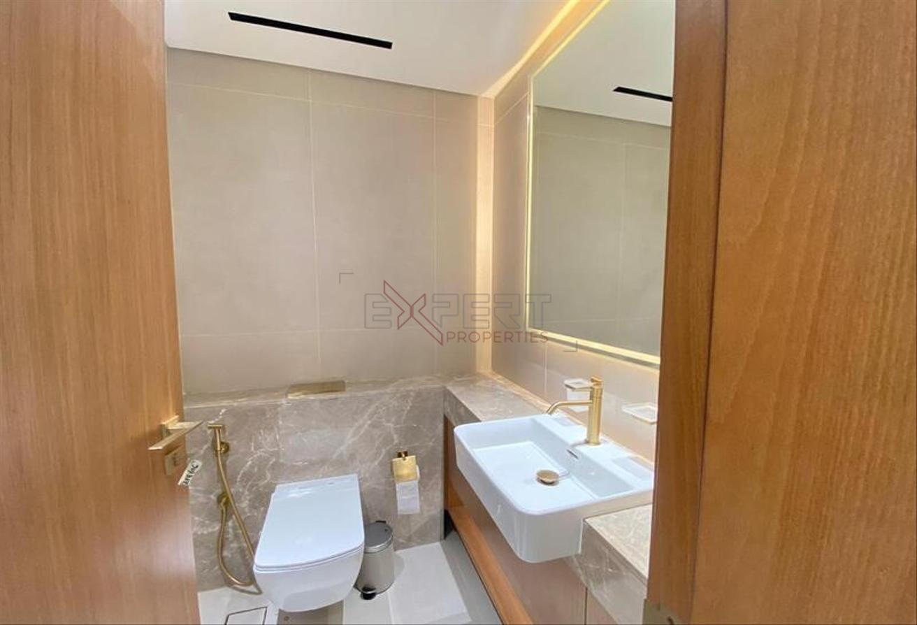 Furnished Apartment | Canal Views | Open Layout photo 12
