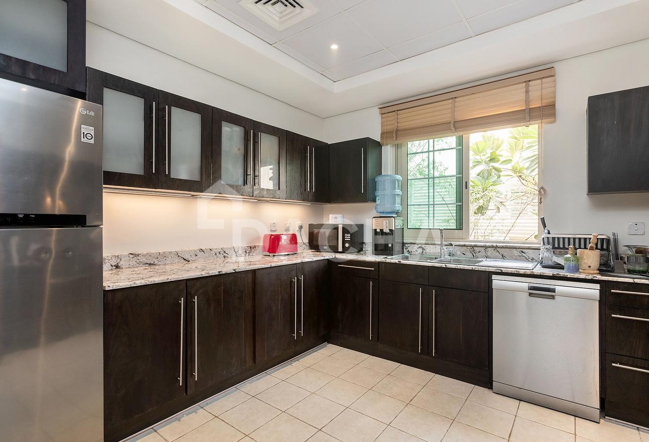 Vacant November | Full Lake view| Furnished photo 6