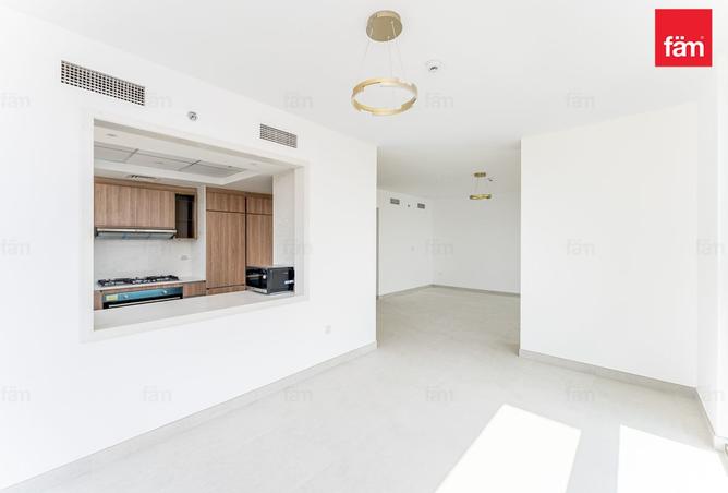 High Floor / Fantastic Sea Views / Vacant photo 3