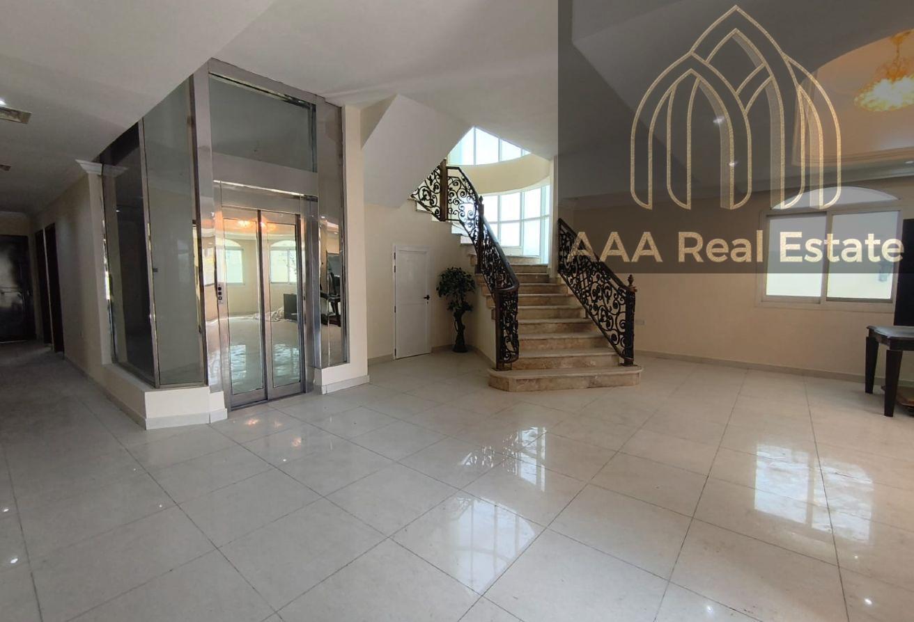 PRIME LOCATION | SPACIOUS GARDEN |LUXURIOUS VILLA photo 4