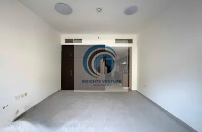Apartment - 1 Bathroom for rent in Al Waleed 5 Building - Al Karama - Dubai