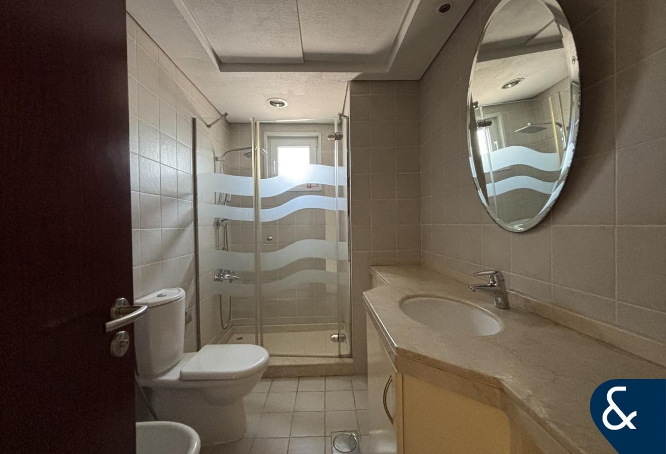 Exclusive | Vacant | Immaculate | 5 Bedrooms photo 8