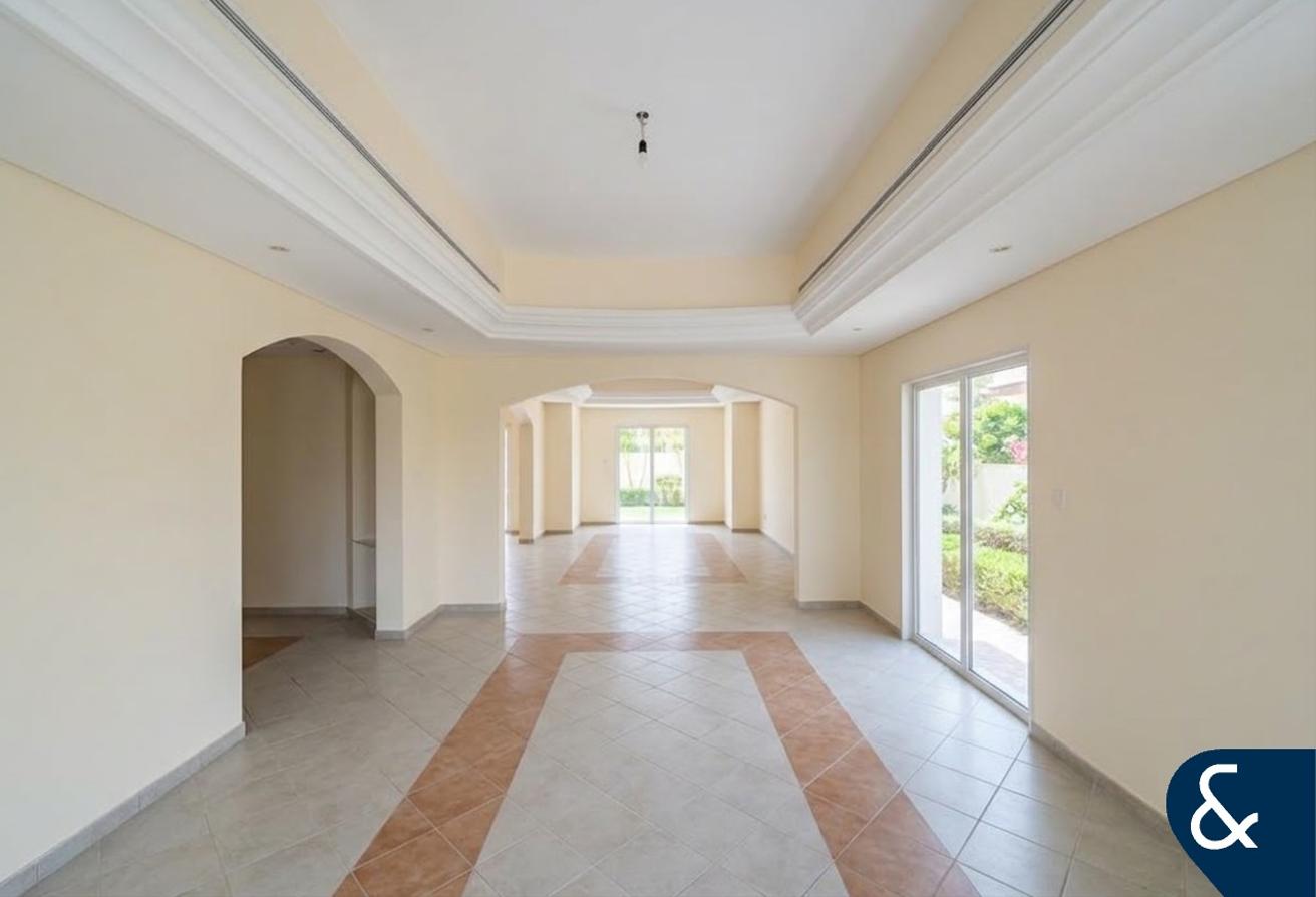 Exclusive | Vacant | Immaculate | 5 Bedrooms photo 4