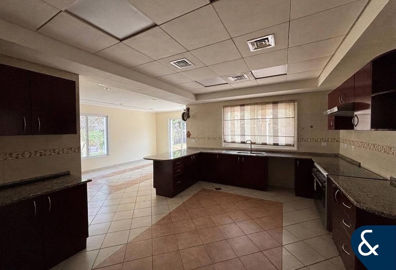 Exclusive | Vacant | Immaculate | 5 Bedrooms photo 6