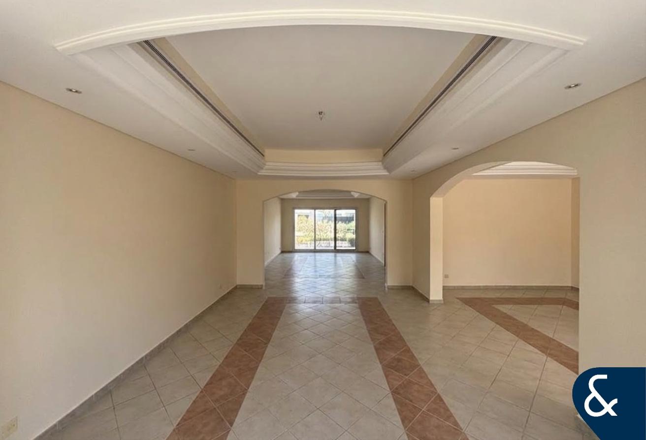 Exclusive | Vacant | Immaculate | 5 Bedrooms photo 3