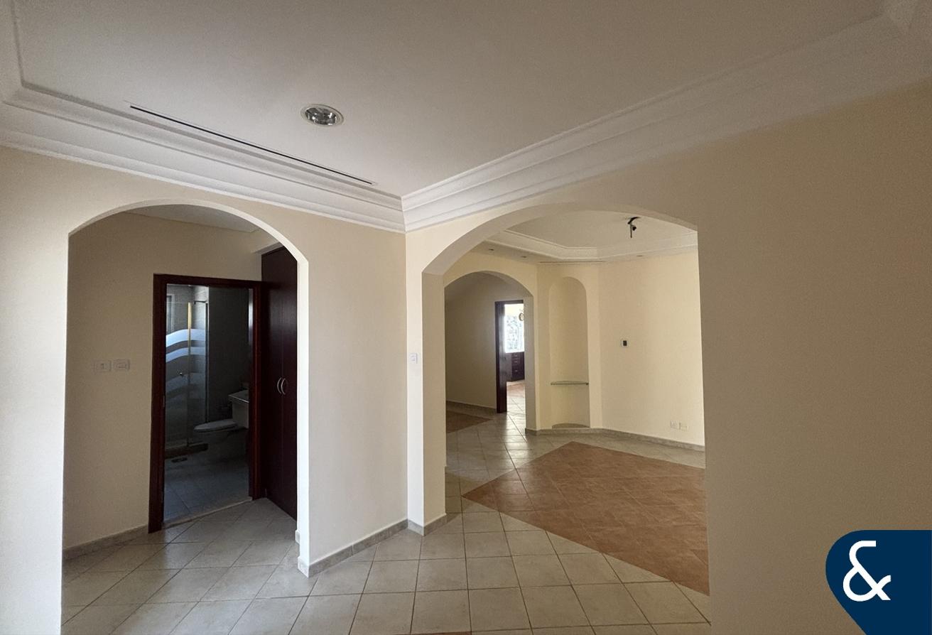 Exclusive | Vacant | Immaculate | 5 Bedrooms photo 9