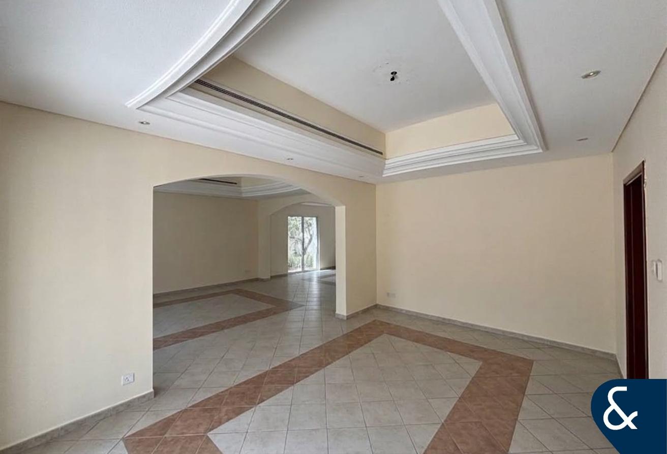 Exclusive | Vacant | Immaculate | 5 Bedrooms photo 5