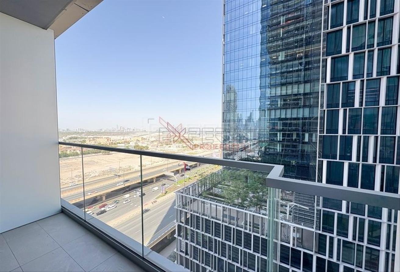 Well Maintained Unit | Balcony with City View photo 11