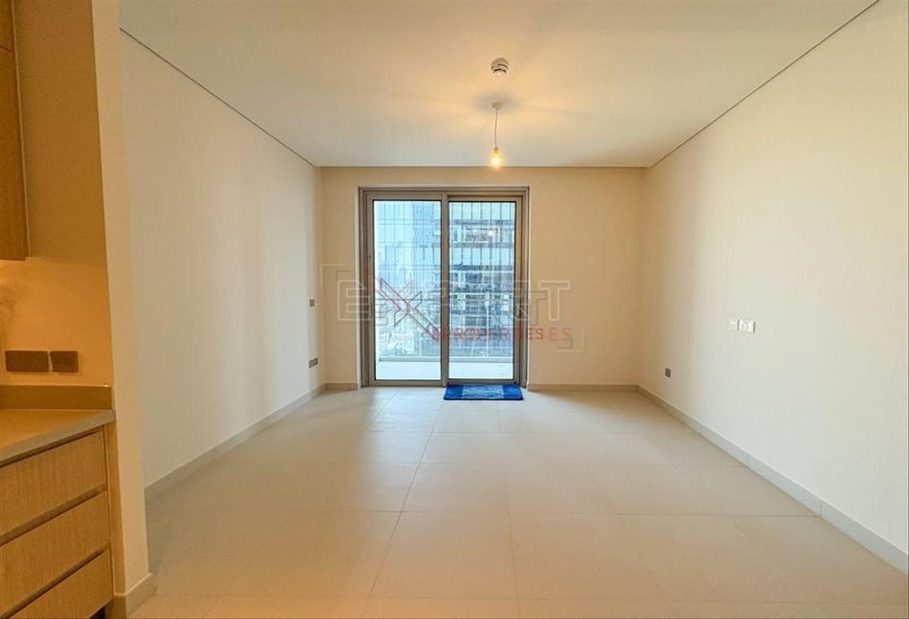 Well Maintained Unit | Balcony with City View photo 4