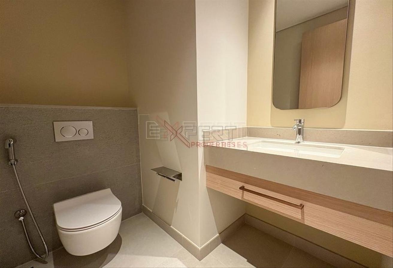 Well Maintained Unit | Balcony with City View photo 14