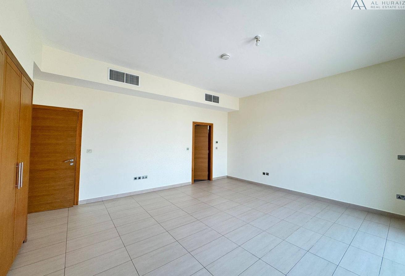 Single Row / Middle Unit / Meadows view photo 12