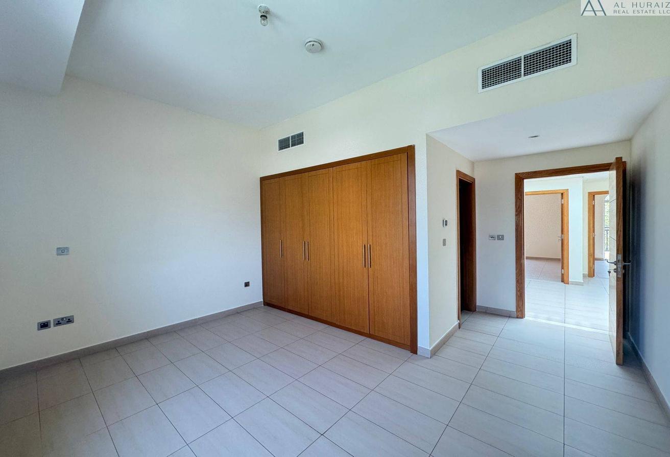 Single Row / Middle Unit / Meadows view photo 17