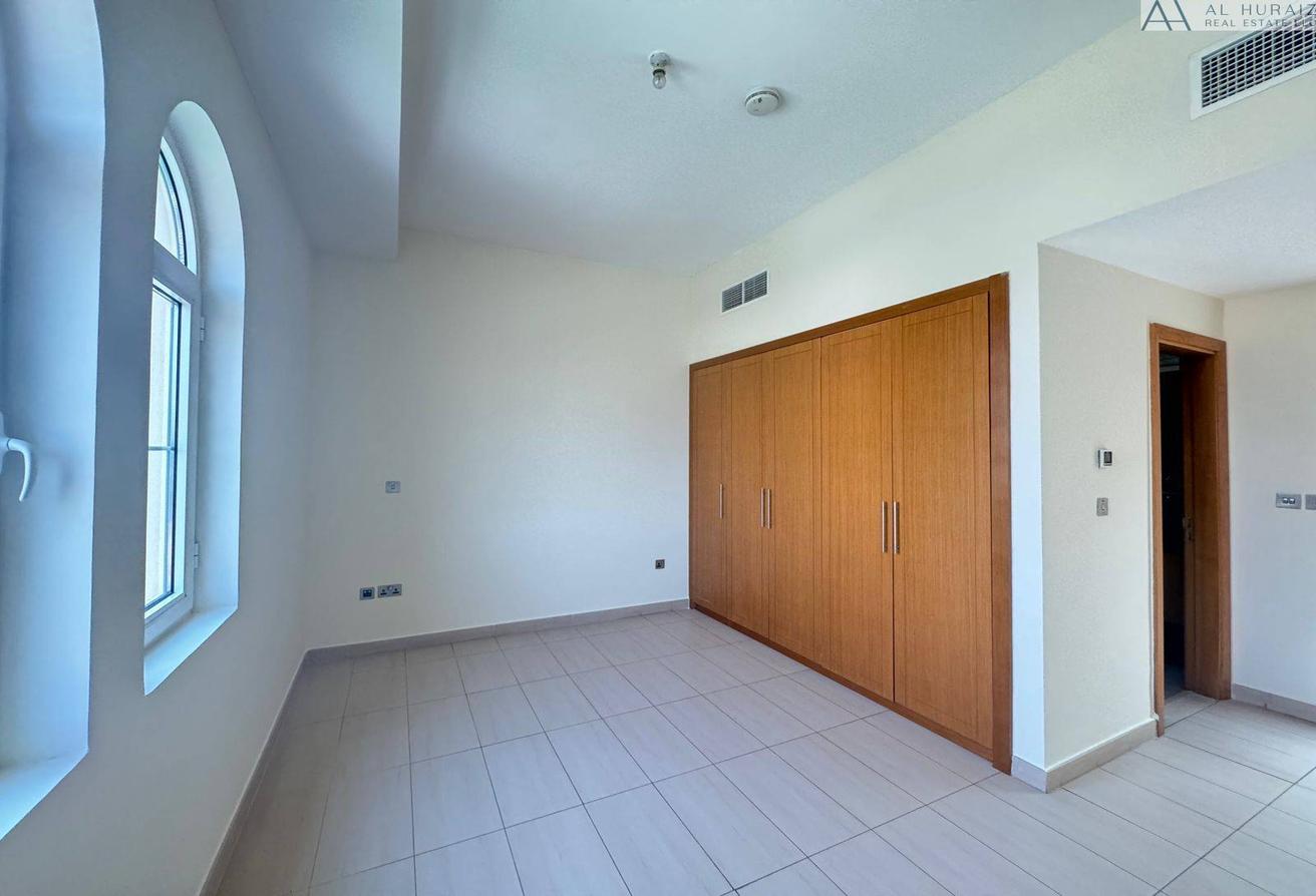 Single Row / Middle Unit / Meadows view photo 14