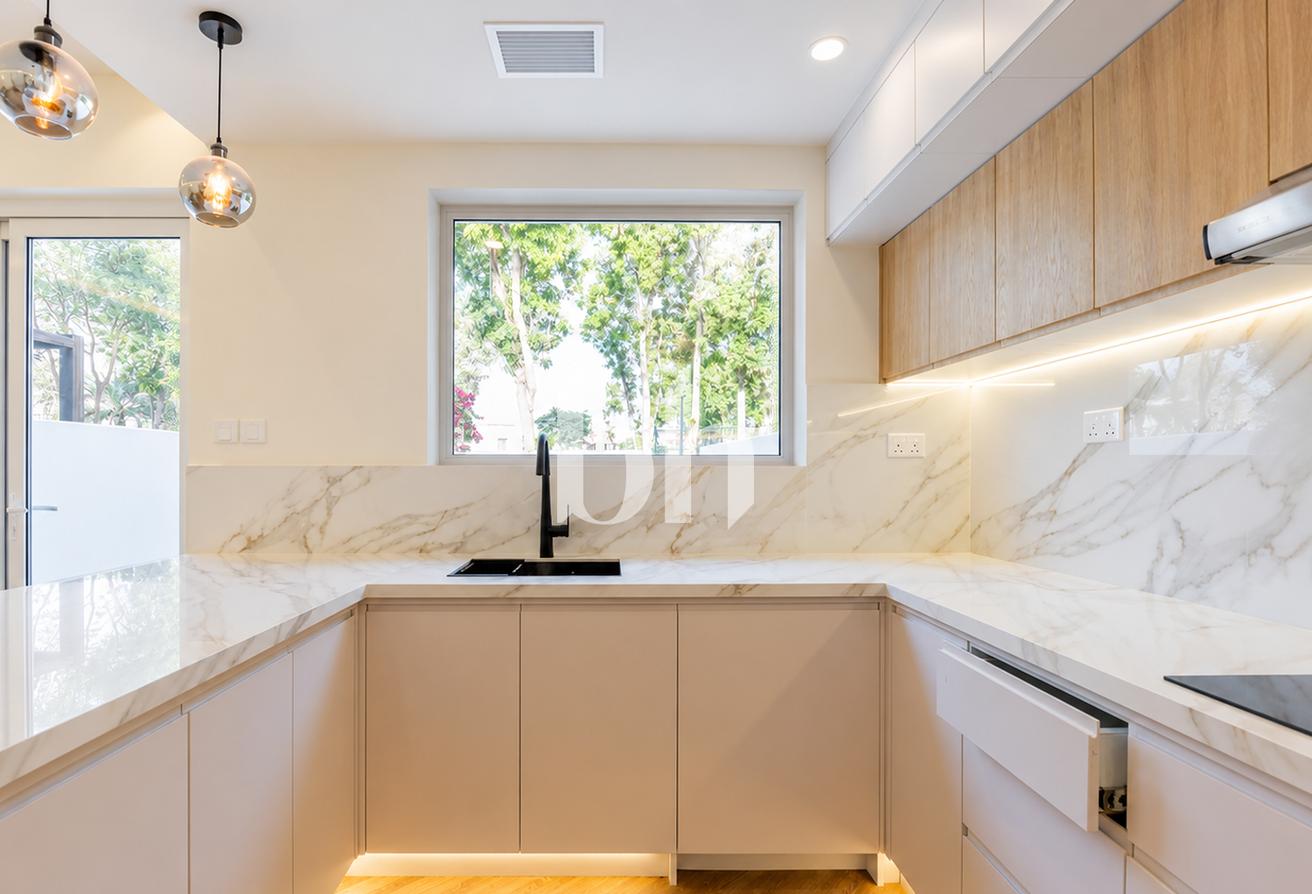Twin Townhouse | Unfurnished | 2 Parking photo 5